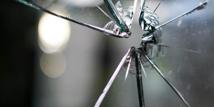 Zeugen gesucht – Fensterscheibe eingeworfen