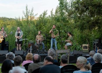 Beschwingter Ausklang des KulturSommers im pittoresken Ambiente des Möllner Stadthauptmannshof-Gartens