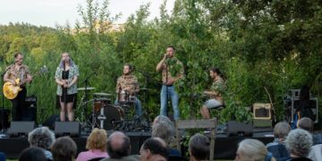 Beschwingter Ausklang des KulturSommers im pittoresken Ambiente des Möllner Stadthauptmannshof-Gartens