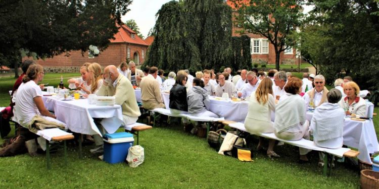 A. Paul Weber-Gesellschaft lädt zum White Dinner