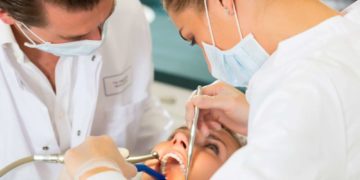 Auch im zweiten Corona-Jahr erhielten weniger Menschen Zahnersatz 