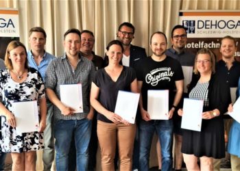 Erfolgreiche Absolventen freuen sich über Ausbildereignung