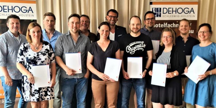 Erfolgreiche Absolventen freuen sich über Ausbildereignung