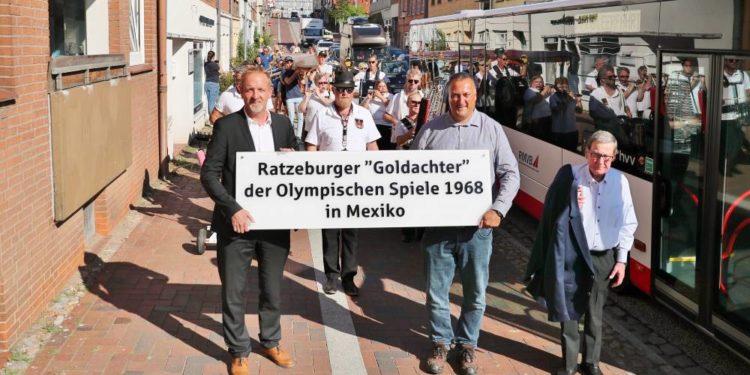 Auf Kurs: Ratzeburger Gold-Achter zieht in Stadtbücherei ein