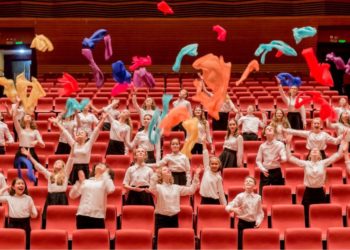 Staatsopernkinderchor im Dom – Theater dahinter