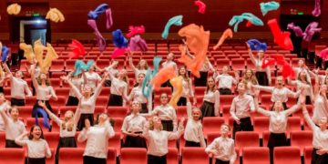 Staatsopernkinderchor im Dom – Theater dahinter