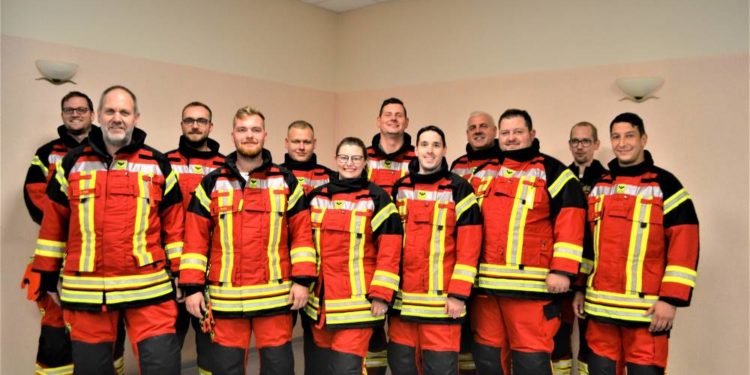 Grinauer Feuerwehr erstrahlt in neuer Schutzkleidung
