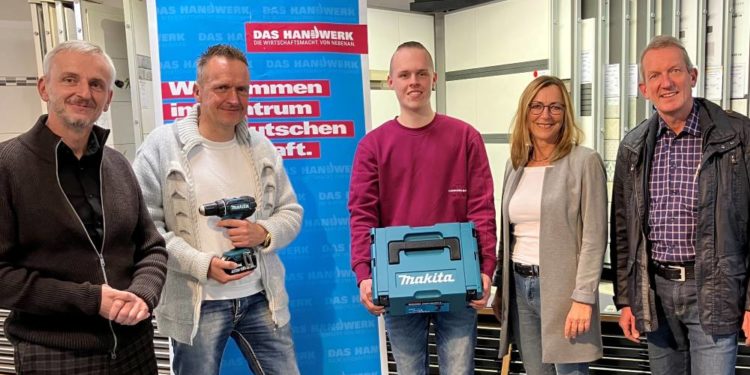 Übergabe des Preises an den Gewinner vom Tag des Handwerks