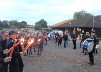 Laternenumzug mit Fackeln und Fischbrötchen
