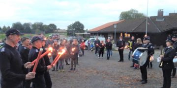 Laternenumzug mit Fackeln und Fischbrötchen