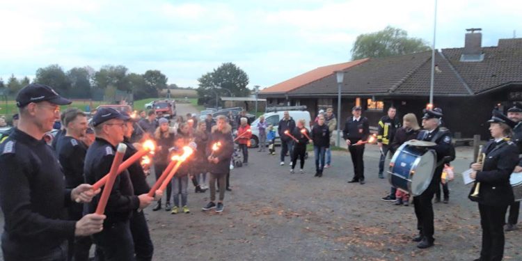 Laternenumzug mit Fackeln und Fischbrötchen