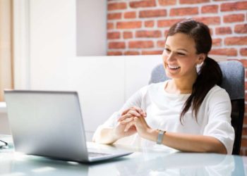 AOK Nordwest bietet digitale Pflegeberatung an