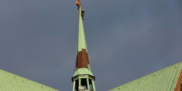 Seilkletterer auf dem Dach des Ratzeburger Domes 