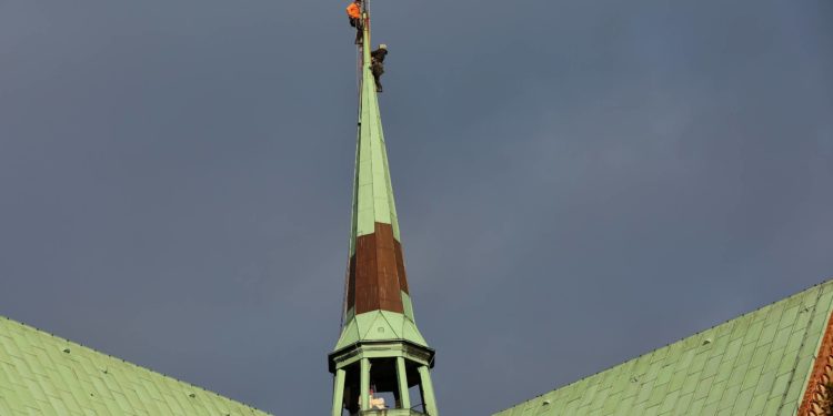 Seilkletterer auf dem Dach des Ratzeburger Domes 