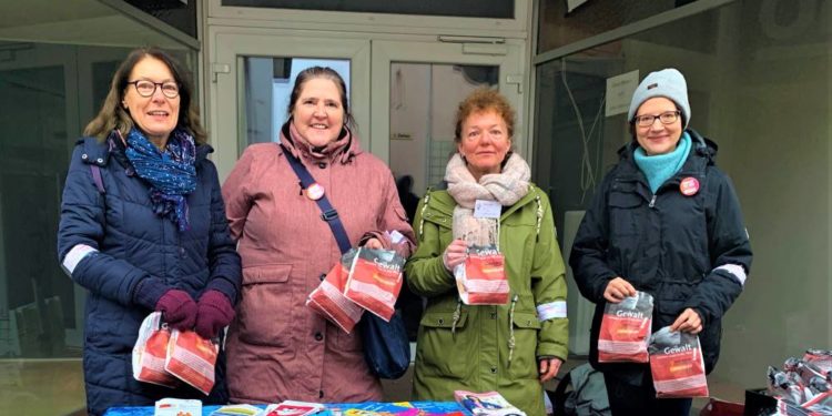 „Brötchentütenaktion“ zum internationalen Tag zur Beseitigung von Gewalt an Frauen