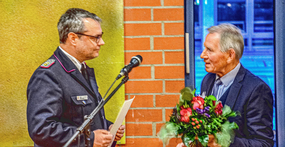 Kreispräsident Meinhard Füllner (rechts) gratuliert Kreiswehrführer Sven Stonies zur Wiederwahl. Foto: hfr