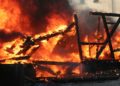 Feuer mit Gebäudeschaden