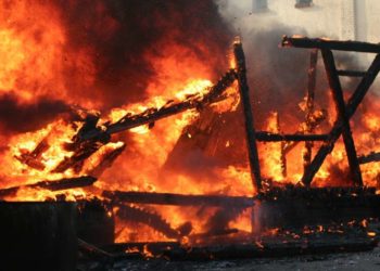 Feuer mit Gebäudeschaden