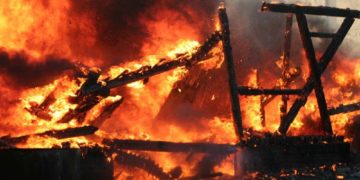 Feuer mit Gebäudeschaden