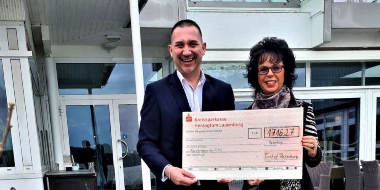 Scheckübergabe an den Förderverein der Ratzeburger Wehr