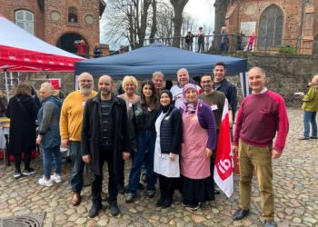 Benefiz-Essen auf dem historischen Möllner Marktplatz