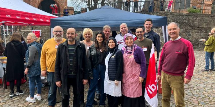 Benefiz-Essen auf dem historischen Möllner Marktplatz