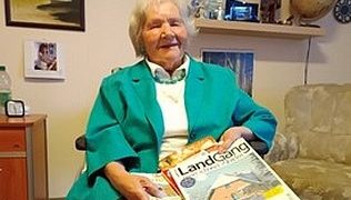 Ratzeburger Autorin Elfriede Hübner überreicht der Stadtbücherei ihr neuestes Buch