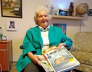 Ratzeburger Autorin Elfriede Hübner überreicht der Stadtbücherei ihr neuestes Buch