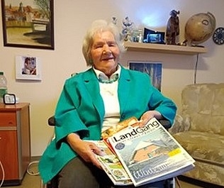 Ratzeburger Autorin Elfriede Hübner überreicht der Stadtbücherei ihr neuestes Buch