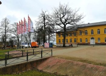 Fahnenaktion begleitet die ‚Internationalen Wochen gegen Rassismus‘