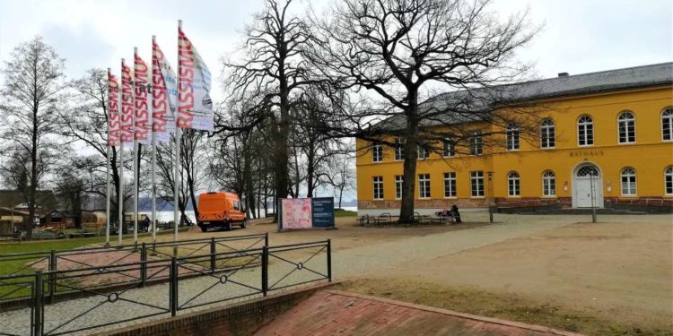 Fahnenaktion begleitet die ‚Internationalen Wochen gegen Rassismus‘