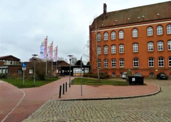 Fahnenaktion begleitet die ‚Internationalen Wochen gegen Rassismus‘