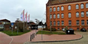 Fahnenaktion begleitet die ‚Internationalen Wochen gegen Rassismus‘