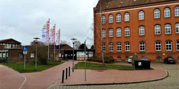 Fahnenaktion begleitet die ‚Internationalen Wochen gegen Rassismus‘