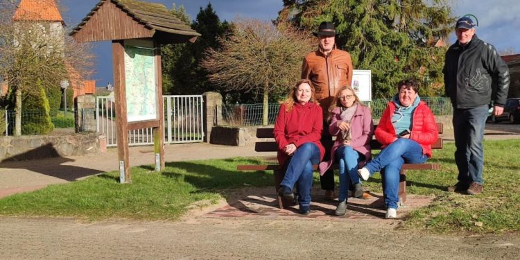 Aktive-Bürger-Büchen spenden Sitzbank