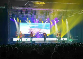 „Night Fever“ rockte Ratzeburgs Riemannhalle 
