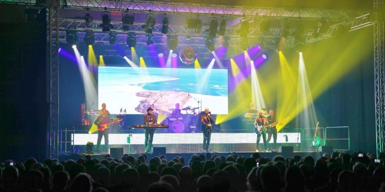 „Night Fever“ rockte Ratzeburgs Riemannhalle