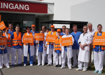 Ärzte am DRK-Krankenhaus zeigen Solidarität im Tarifstreit