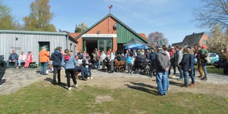 Maibaum Aufstellung in Kittlitz sehr gut besucht