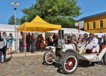 50. Veteranen-Rallye startete vorm Ratzeburger Rathaus