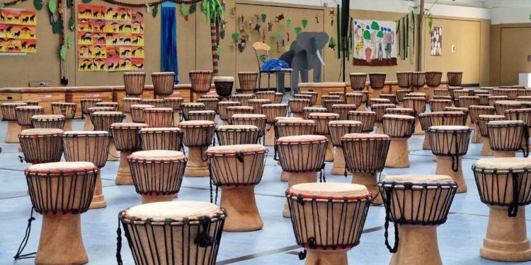 Till-Eulenspiegel-Schule begeistert mit Trommelzauber aus Afrika