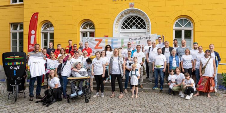 „Demokratie läuft!“ … und schwimmt und radelt und walkt und feiert die Vielfalt