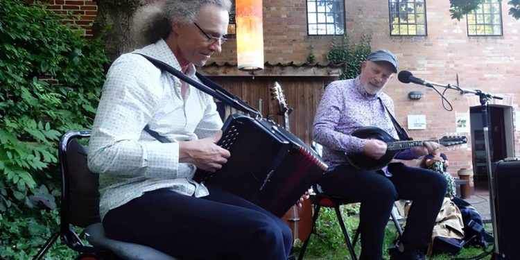 17. Möllner Folksfest endet erfolgreich mit einer weltmusikalischen Nachspielzeit