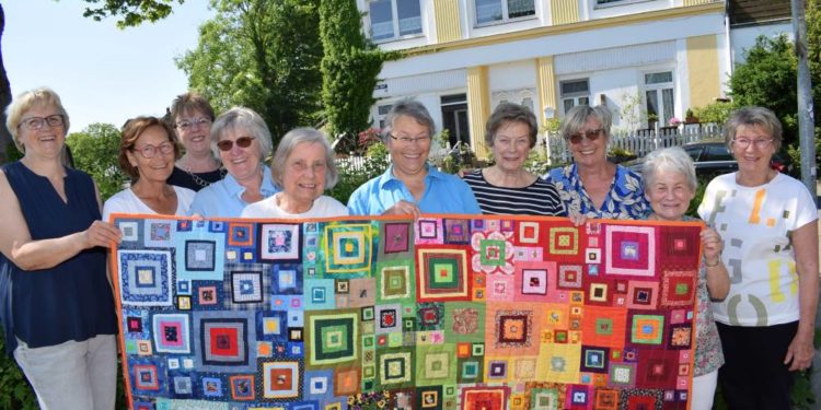 Eingefädelt: Ein Feuerwerk aus Farben und Formen
