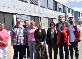 Dr. Nina Scheer besucht mit Serpil Midyatli Geflüchtetenunterkunft in Geesthacht