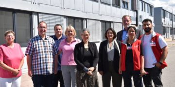 Dr. Nina Scheer besucht mit Serpil Midyatli Geflüchtetenunterkunft in Geesthacht