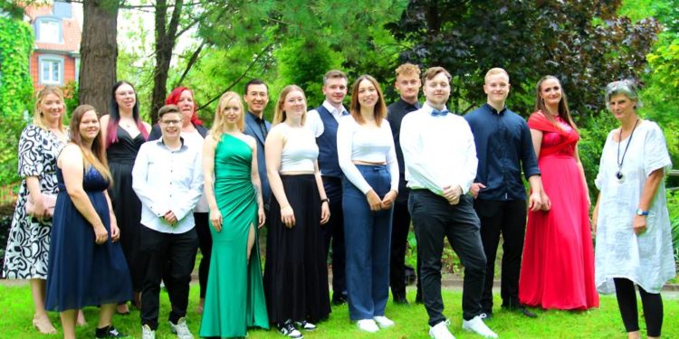 Examensfeier in Mölln: Neue Pflegefachkräfte starten erfolgreich ins Berufsleben