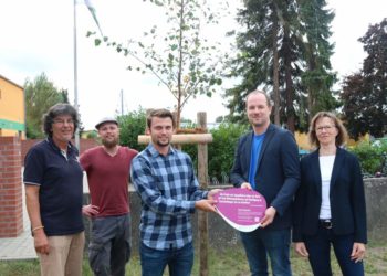 „Baum der Kinderrechte“ zum Weltkindertag gepflanzt