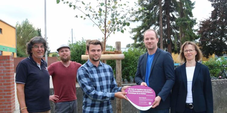 „Baum der Kinderrechte“ zum Weltkindertag gepflanzt