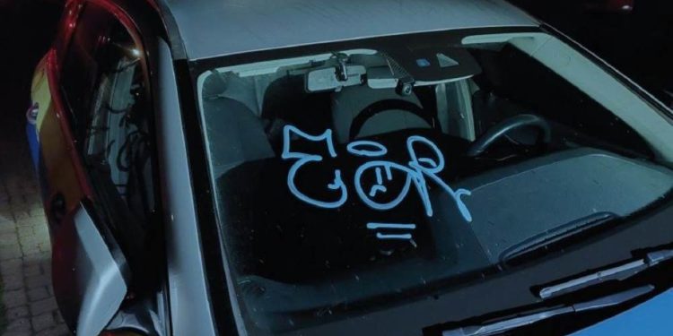 Streifenwagen beim Open Air Musikfestival beschmiert